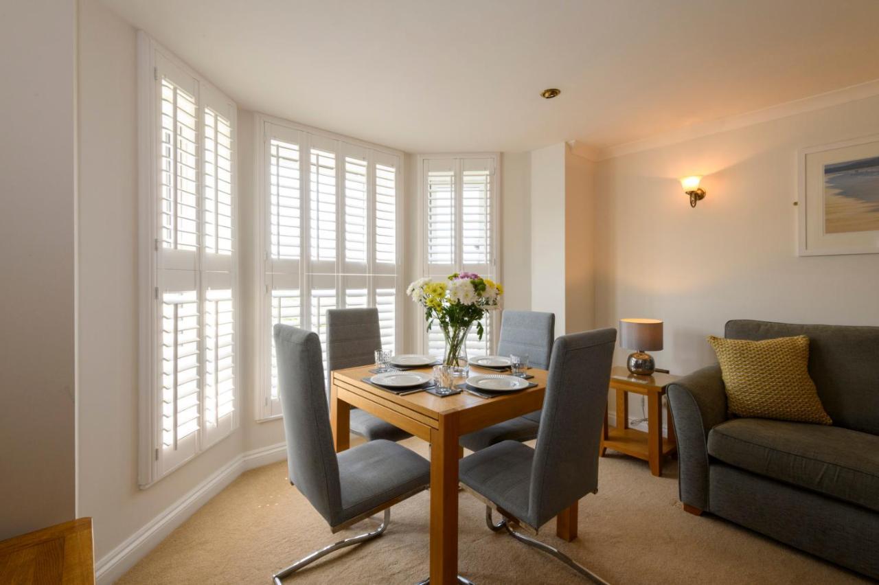 Beachcombers Apartments New Quay Extérieur photo