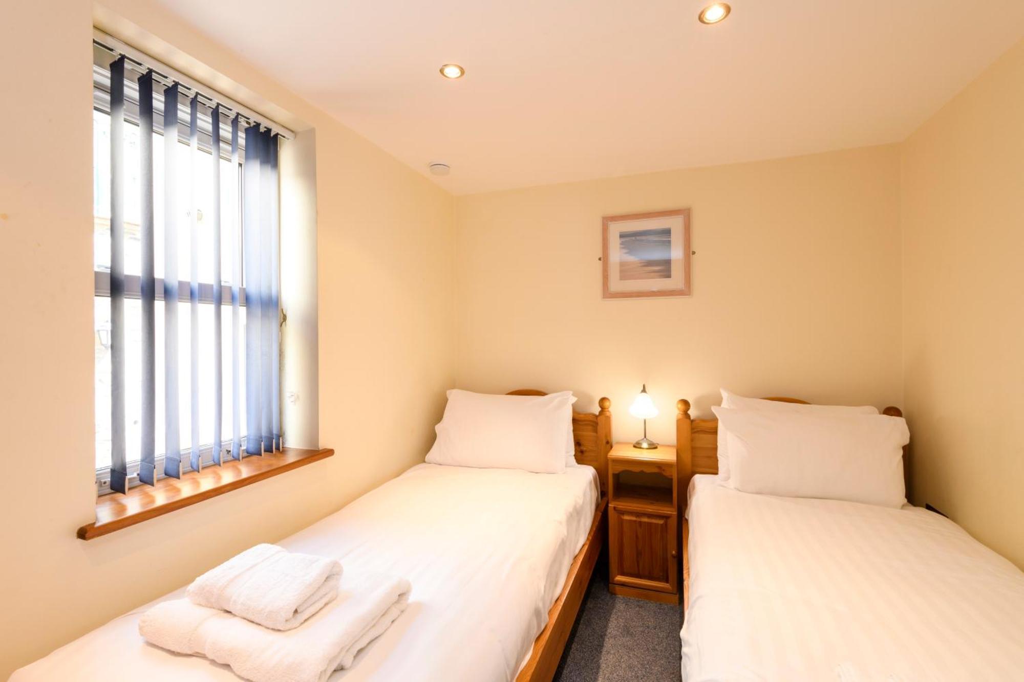 Beachcombers Apartments New Quay Extérieur photo